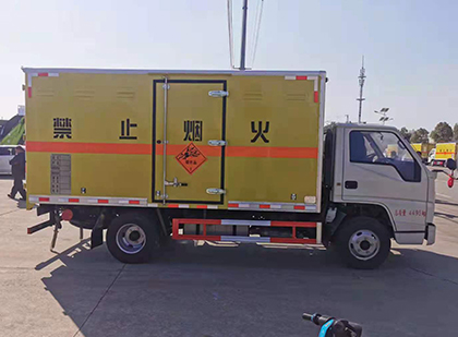 安丘爆破器材运输车工人安全操作规范与智能技术保障
